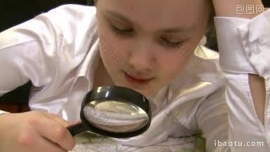 拿着放大镜的女孩在研究欧洲地图